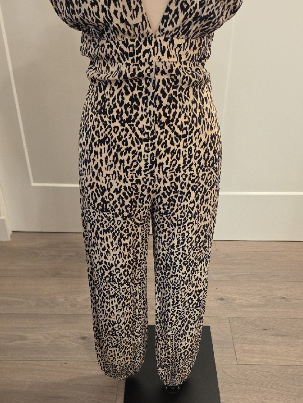 Tucker Leopard Print Deep-V Jumpsuit in Cream & Black 100% silk size S EUC - Picture 3 of 11